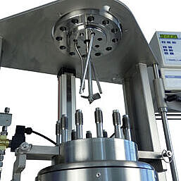 Stirrer drive for high pressure mixing