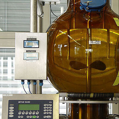 controlled dosing: 200 liters round flask reactor on load cells