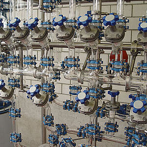 Vacuum manifold with glass valves
