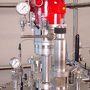 固体加料应用在在绝氧环境下的加压反应